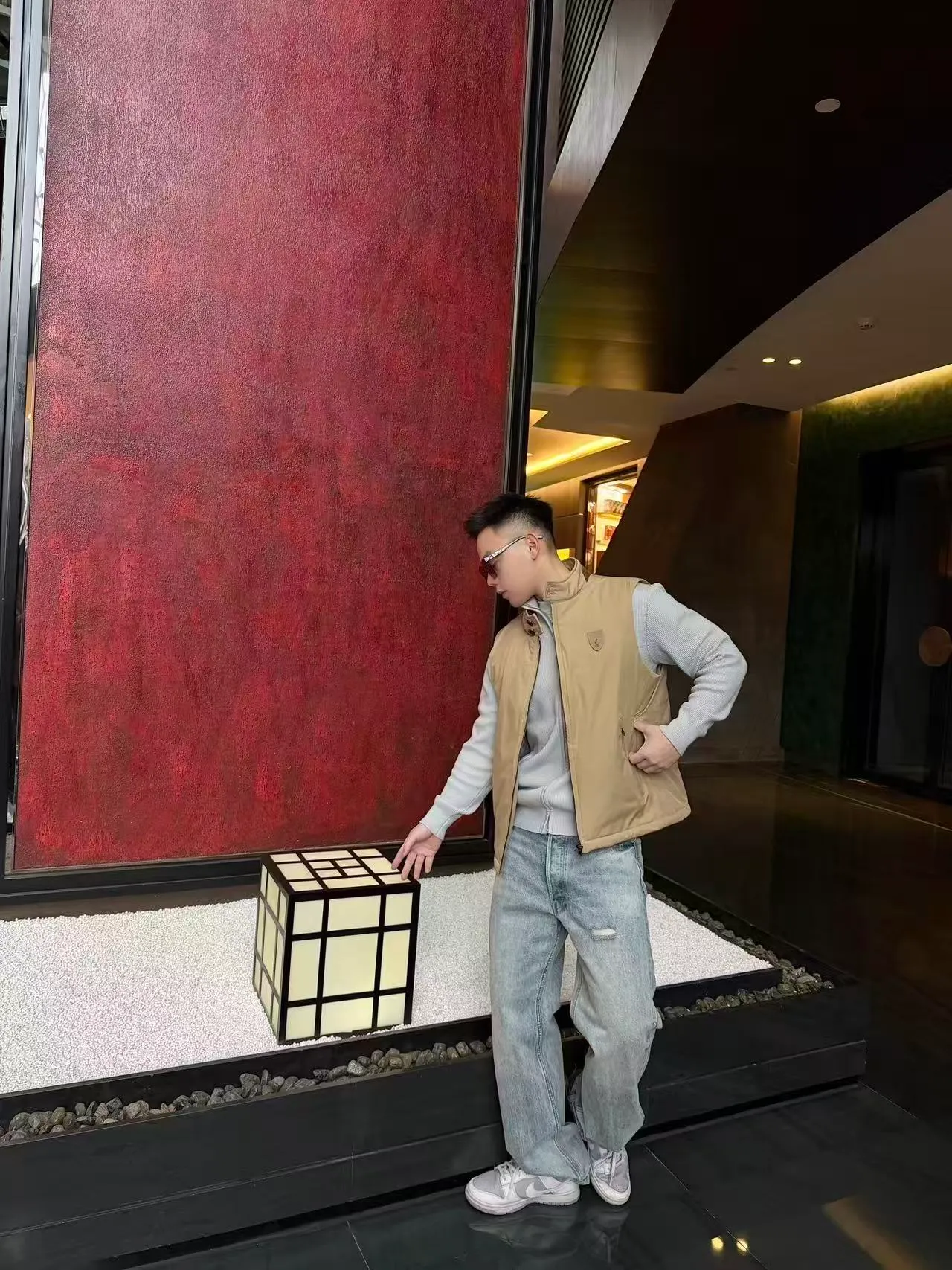 「 」